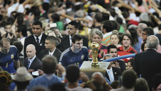 记者：与安哥拉一役，梅西、劳塔罗与阿尔马达或将搭档锋线（记者：对阵安哥拉，梅西、劳塔罗、阿尔马达或组成锋线三叉戟）