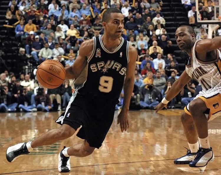 教滑雪也安排上了？还有什么是蔚来驾享小哥不会的吗！（连滑雪教学都包了？蔚来驾享小哥还有什么不会！）