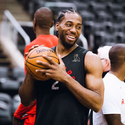 乔治娜晒在卡塔尔海边照片，蓝色紧身连衣裙尽显曼妙身姿（乔治娜分享卡塔尔海边美照，蓝色紧身裙勾勒婀娜曲线）