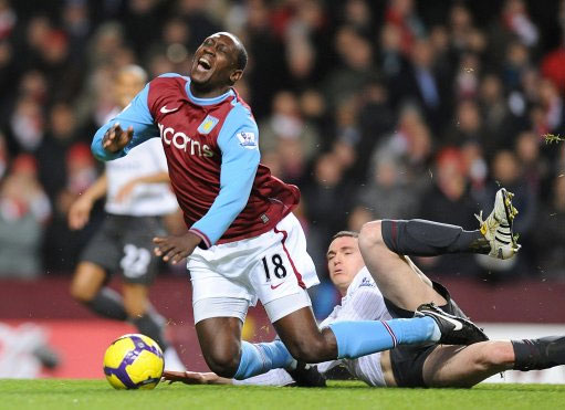 安全至上！NBA杯赛湖人弃用争议地板，恢复主场常规场地（安全优先：湖人于NBA杯赛停用争议球场地板，改回主场常规配置）