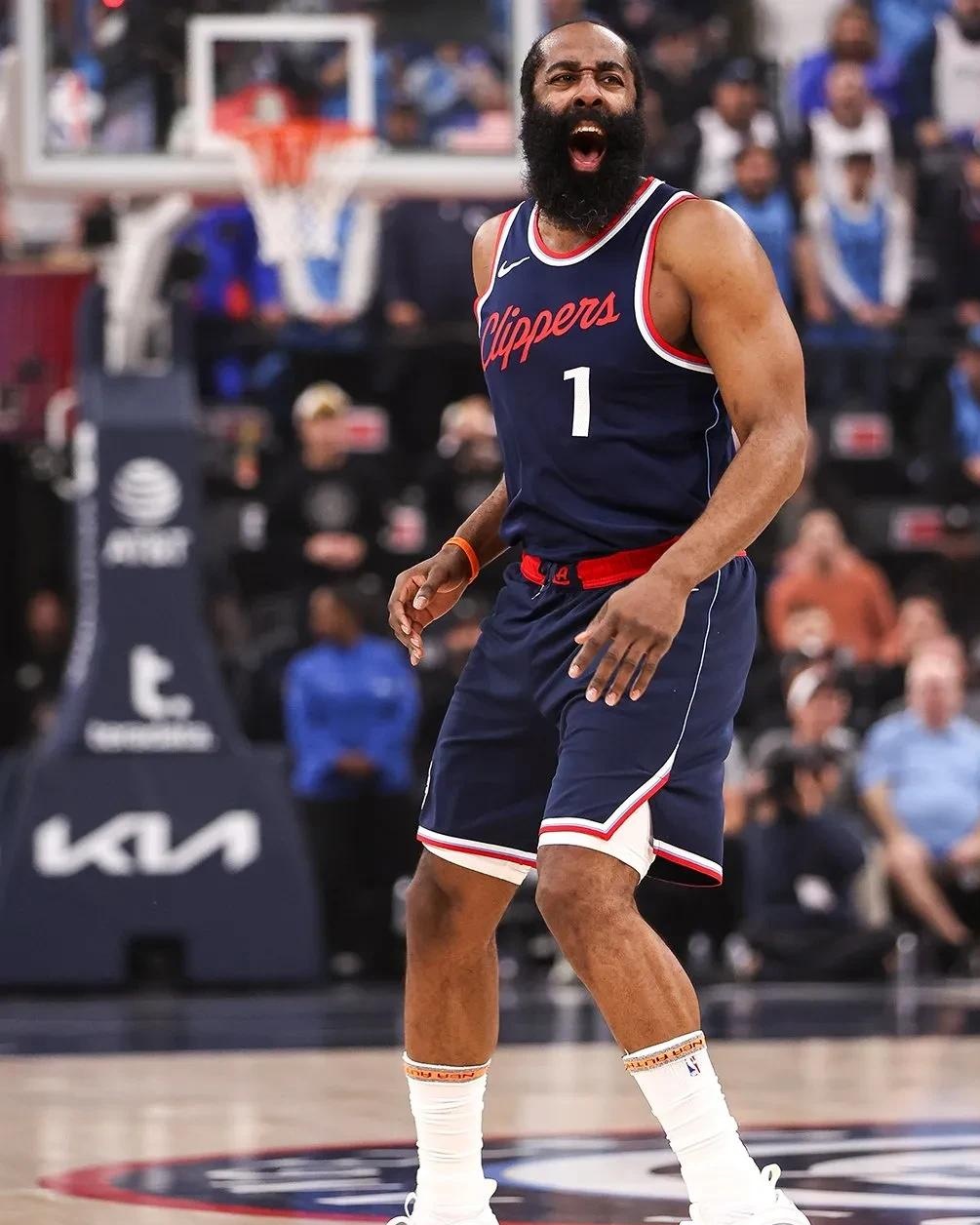 调皮二娃上线，穆勒庆祝夺冠时和25号队友高尔德顶牛假装受伤（二娃又皮了：穆勒夺冠庆祝与25号队友高尔德顶牛扮受伤）