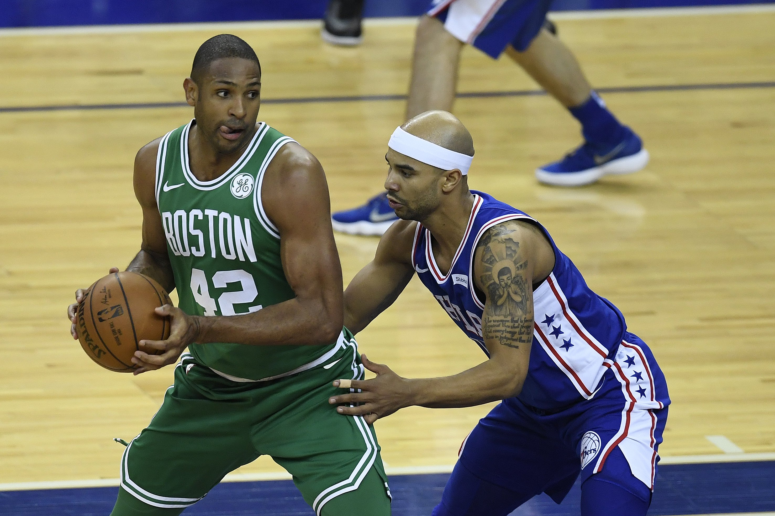 囧叔向裁判施压后染红，罗基：容忍这种行为问题会越来越严重（囧叔施压裁判遭红牌驱逐，罗基警告：纵容此类行为只会让问题愈演愈烈）