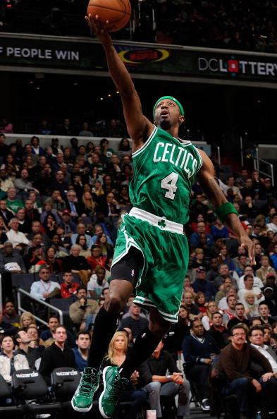 TA：赢球正成为枪手的一种习惯；诺伊尔在定位球防守上很脆弱（TA：枪手赢球渐成常态；诺伊尔在定位球防守上暴露短板）