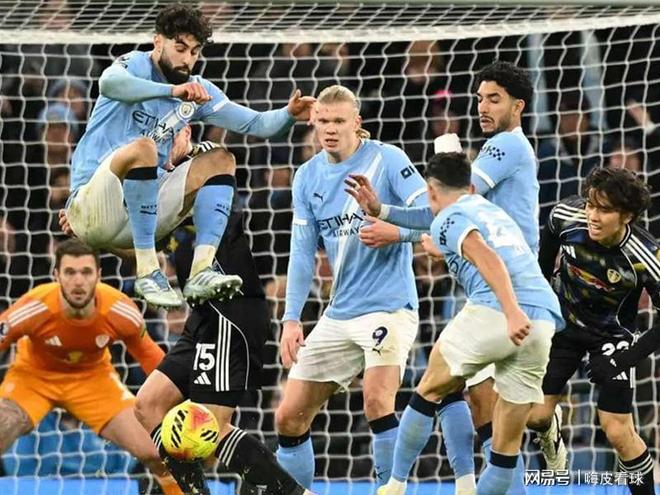 U22国足力克韩国U22，球迷在球员谢场时高喊“雄起”（U22国足力挫韩国U22，谢场之际看台齐喊“雄起”）